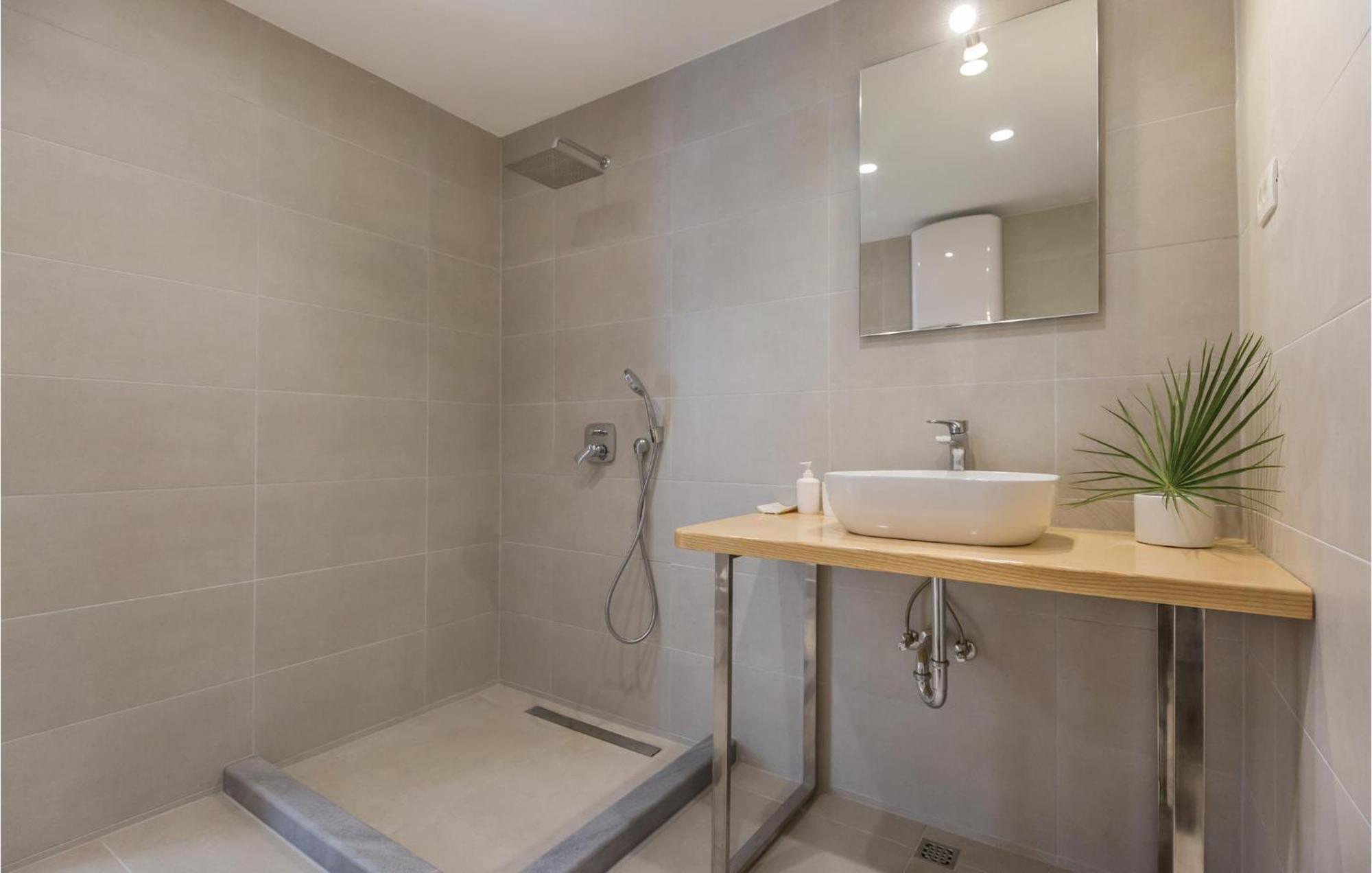 1 Bedroom Gorgeous Apartment In Makarska Exterior photo