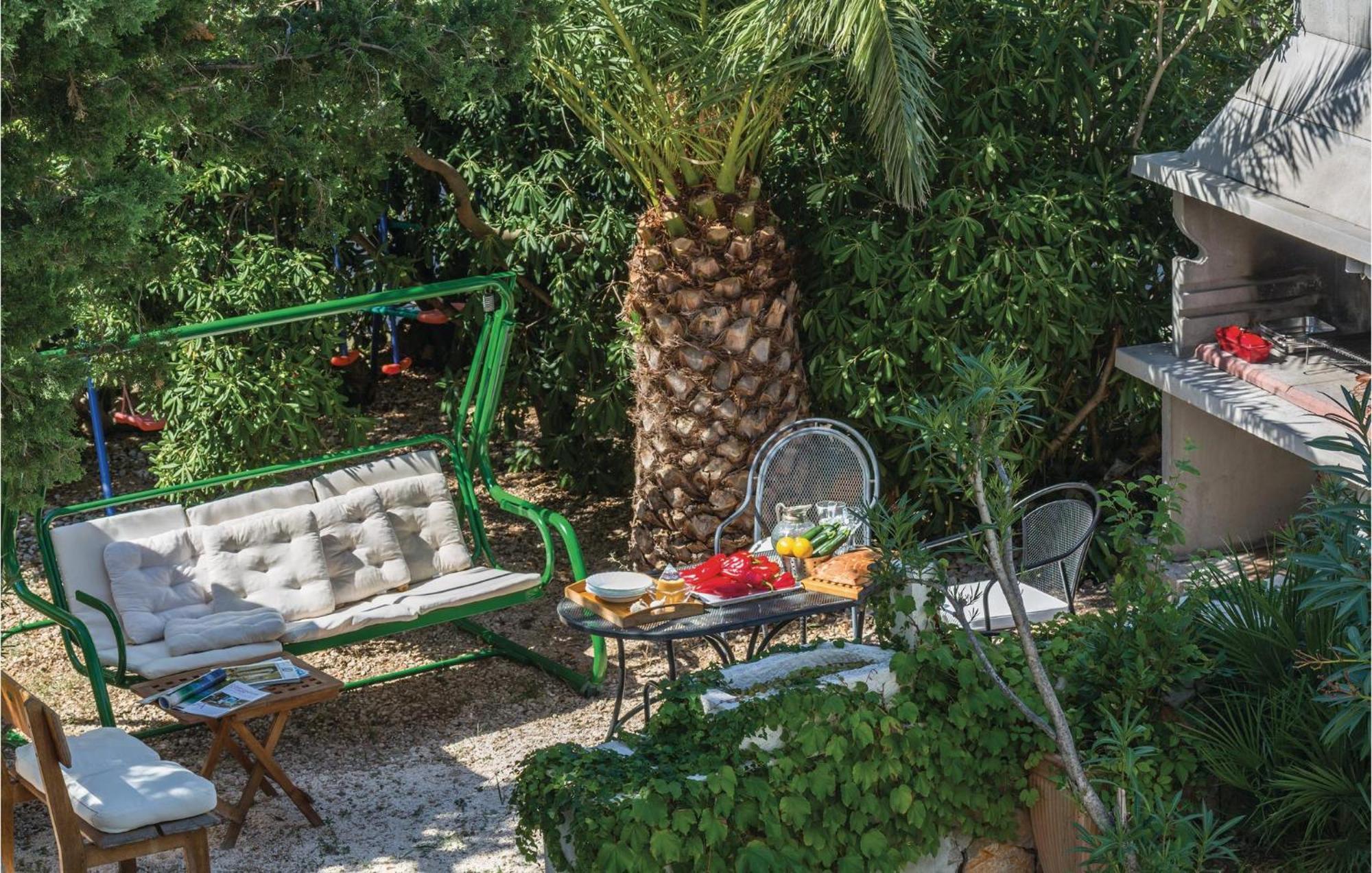 1 Bedroom Gorgeous Apartment In Makarska Exterior photo
